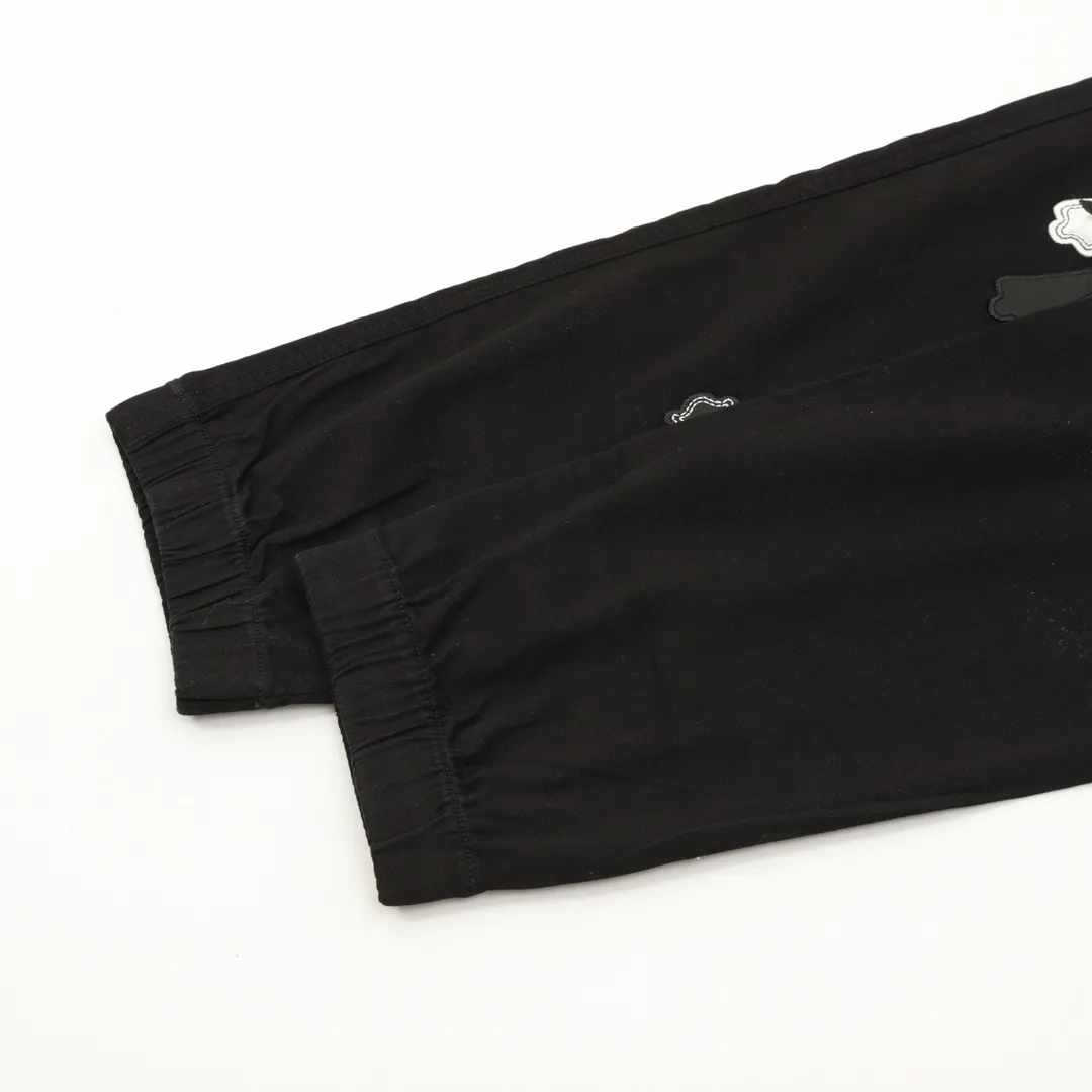 🅿️390 CH/Croxin trousers with pressed leather cross patch embroidery on both sides. The fabric is made of custom woven composite fabric. It is dyed to order and then treated with wool. It is silky and super soft compared to the original version. The fabric texture has clear and obvious strands and great drape. The workmanship is exquisite and meets the foreign trade export standards. The leather cross is embroidered with Sanskrit on both sides of the front. It is fashionable and individual. It is super versatile and good-looking. It is a must-have for fashionable men and women. It is unparalleled in terms of upper body comfort. size：XS-L